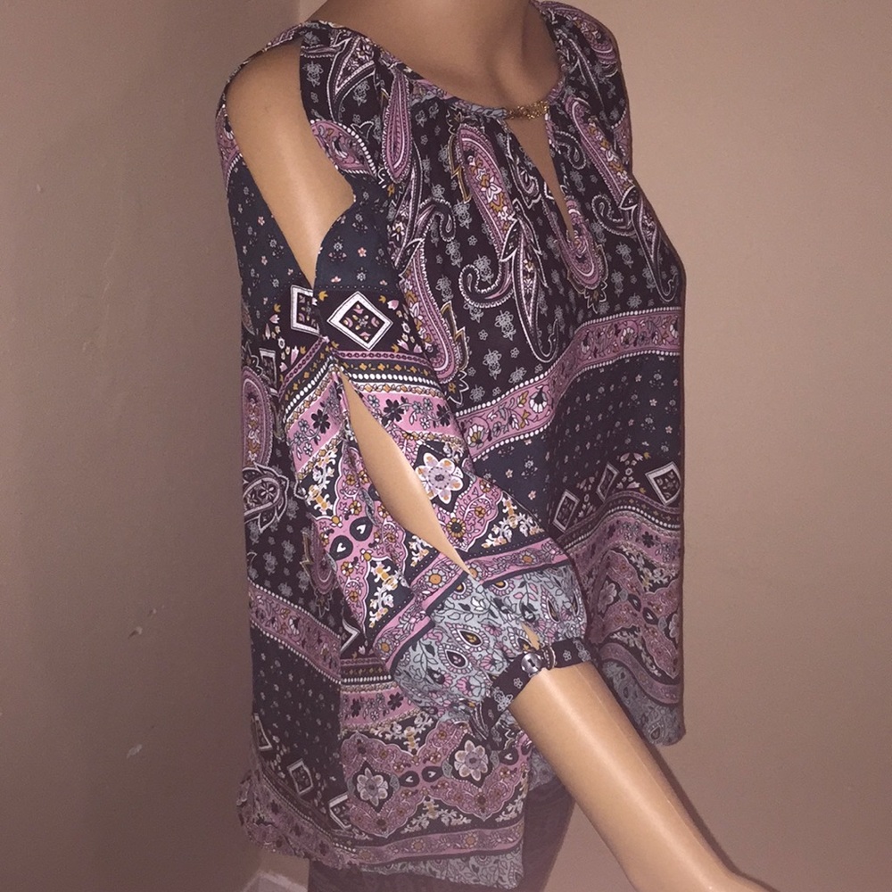 ๐บ๐ธ๐บ๐ธ๐บ๐ธCold Shoulder Top ๐๐ฅ - Picture 3 of 5